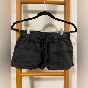 Black linen shorts with elastic band and tie
